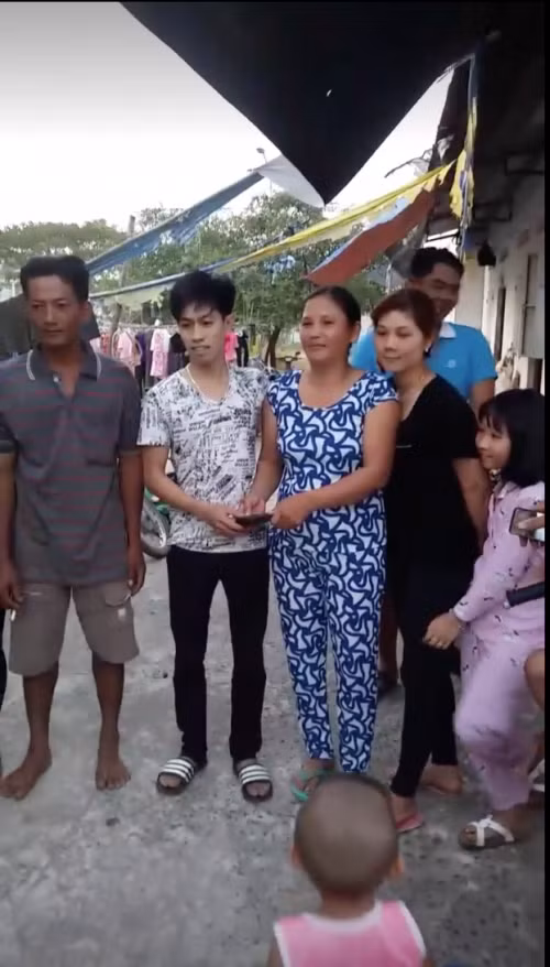 Anh Sang nhận lại ví tiền.