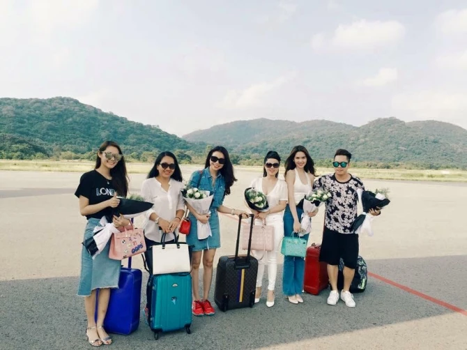 Chị gái Ngọc Trinh gợi cảm bên em gái