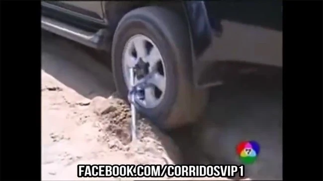 Mẹo cứu ôtô khi bị thụt bánh xe xuống hố cực dễ dàng