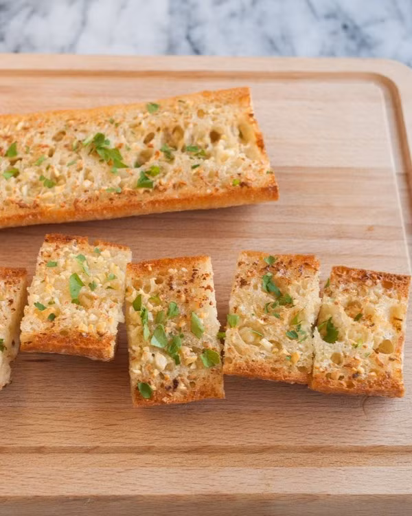 Cách đơn giản nhất làm bánh mì bơ tỏi giòn rụm thơm phức
