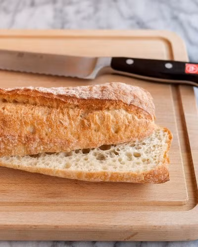 Cắt bánh làm đôi theo chiều dọc chiếc bánh.