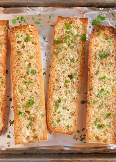 Lấy bánh ra, rắc một ít rau mùi thái nhỏ lên trên rồi cắt bánh thành những miếng vừa là hoàn thành món ăn.