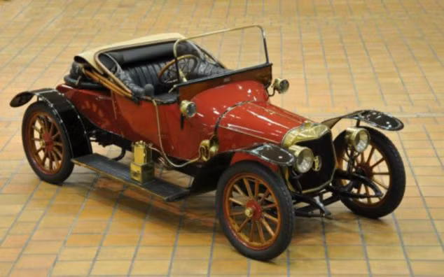 Xe cổ 1913 Panhard & Levassor X19 mui trần 2 chỗ ngồi sẽ đến với chủ nhân mới nếu được trả giá từ 25.000-35000 bảng (36.000-50.600 USD). Ảnh: Daily Mail