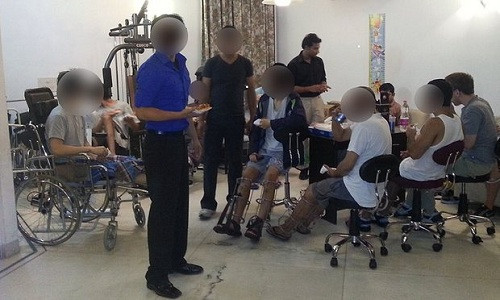 Bệnh nhân đang điều trị phục hồi sau khi kéo dài chân. Ảnh: Bác sĩ Sarin khat-vong-chan-dai-cua-thanh-nien-an-do-1