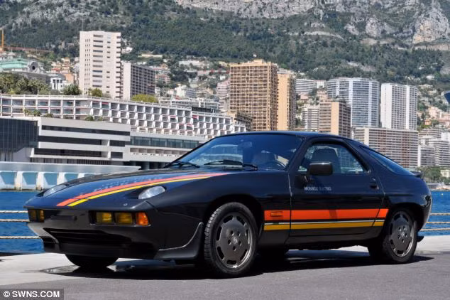 Bộ sưu tập có vài chiếc thể thao, bao gồm Porsche 928 S Coupe cũ. Được thiết kế nhằm thay thế dòng xe Porsche 911, chiếc 928 S có dung tích 4.7 lít, động cơ V8. Các nhà thầu đánh giá đây là loại xe cực tốt. Nó cũng được rao giá ngất ngưởng là 312.000 bảng (451.000 USD). Ảnh: SWNS