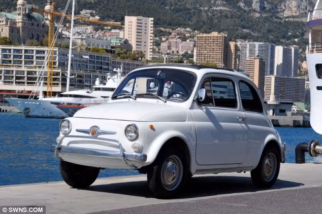 Một trong số những chiếc xe mang hình dáng lạ là 1971 Fiat 500 dáng nhỏ kiểu Italy được định giá khoảng 4.800 bảng Anh ( gần 7.000 USD). Ảnh: SWNS
