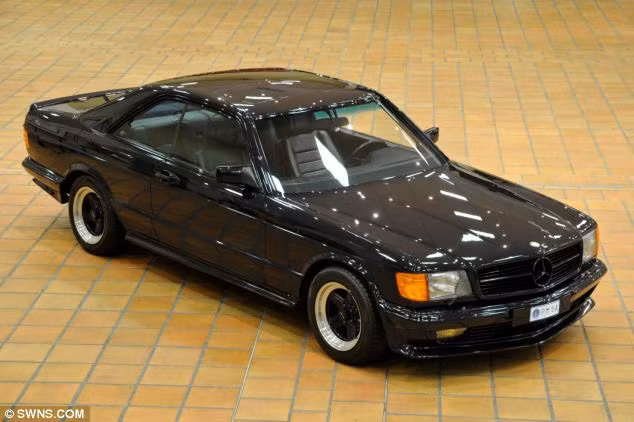 Dòng xe Mercedes-Benz 500 SEC AMG 1983 là mẫu mới của hoàng tử, được đặt chế tạo riêng các bộ phận như vô-lăng, cánh gió đuôi, bộ vành, hệ thống treo với lò xo hạ thấp, màu sơn, lưới tản nhiệt và bọc cửa sổ. Ảnh: SWNS
