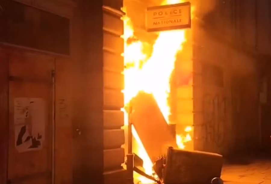 Người biểu tình đốt lối vào một đồn cảnh sát địa phương