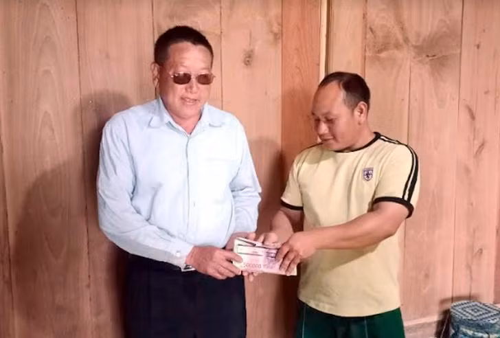 Anh Giàng A Khua (bên phải) trả lại ví tiền cho ông Giàng Chừ Dơ (bố đẻ người đánh rơi).