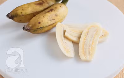 Chuối thái lát mỏng 0.5 cm. Một quả chuối trung bình cắt làm 4 lát.