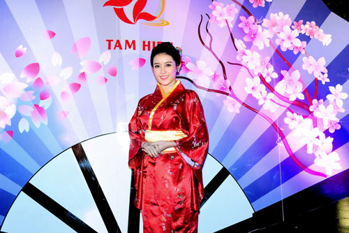 Kiều nữ Việt thích thú diện Kimono tại dạ tiệc hoa anh đào. ảnh 2 kieu nu viet thich thu dien kimono tai da tiec hoa anh dao - 2