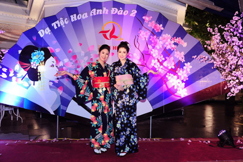 Kiều nữ Việt thích thú diện Kimono tại dạ tiệc hoa anh đào. ảnh 8 kieu nu viet thich thu dien kimono tai da tiec hoa anh dao - 8