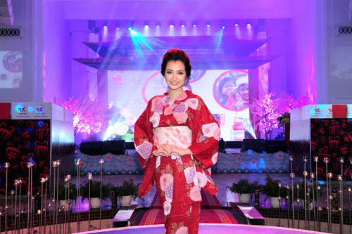Kiều nữ Việt thích thú diện Kimono tại dạ tiệc hoa anh đào. ảnh 4 kieu nu viet thich thu dien kimono tai da tiec hoa anh dao - 4
