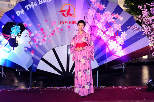 Kiều nữ Việt thích thú diện Kimono tại dạ tiệc hoa anh đào. ảnh 3 kieu nu viet thich thu dien kimono tai da tiec hoa anh dao - 3
