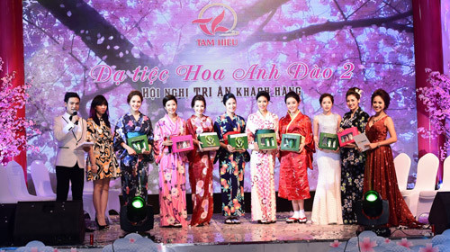 Kiều nữ Việt thích thú diện Kimono tại dạ tiệc hoa anh đào. ảnh 7 kieu nu viet thich thu dien kimono tai da tiec hoa anh dao - 7