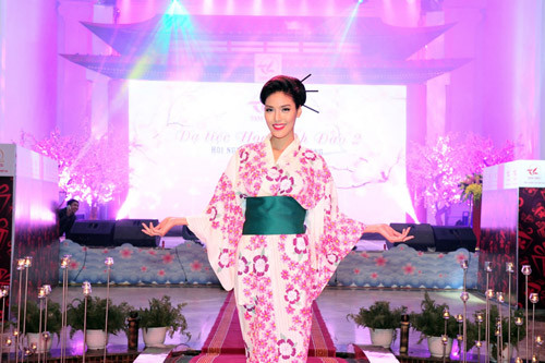 Kiều nữ Việt thích thú diện Kimono tại dạ tiệc hoa anh đào. ảnh 5 kieu nu viet thich thu dien kimono tai da tiec hoa anh dao - 5