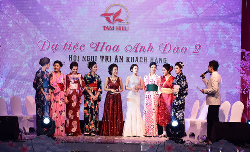 Kiều nữ Việt thích thú diện Kimono tại dạ tiệc hoa anh đào. ảnh 1 kieu nu viet thich thu dien kimono tai da tiec hoa anh dao - 1