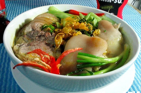 Khi ăn bạn sắp bún ra tô, thêm hành lá rồi chan nước dùng kèm dứa, cà chua và chân giò nhé! me