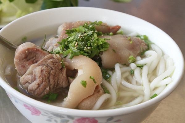 Cách làm bún chân giò cho bữa sáng ấm người, chắc dạ