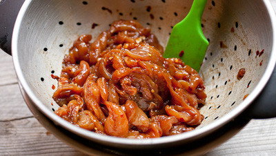 Bạn lấy thịt ra, cho vào cái rây để loại bỏ nước xốt dư ra khỏi thịt gà. Bạn lấy thịt ra, cho vào cái rây để loại bỏ nước xốt dư ra khỏi thịt gà.