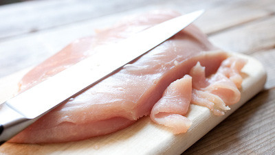 Thịt ức gà rửa sạch thái thành lát mỏng dài. Thịt ức gà rửa sạch thái thành lát mỏng dài.