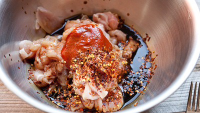 Cho thịt gà vào tô, thêm nước tương, nước sốt Worcestershire, mật ong, tương ớt, ớt mảnh và hạt tiêu vào. Cho thịt gà vào tô, thêm nước tương, nước sốt Worcestershire, mật ong, tương ớt, ớt mảnh và hạt tiêu vào.