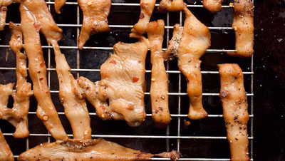 Bạn nướng thịt gà ở 80 độ C. Sau khi nướng 2 giờ thì bạn lật miếng thị gà cho chín đồng đều. Bạn nướng thịt gà ít nhất 4 giờ hoặc cho đến khi thịt đạt độ khô mong muốn là được.