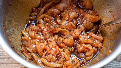 Trộn đều hỗn hợp, bạn ướp thịt trong tủ lạnh ít nhất 4 giờ hoặc để qua đêm cho ngấm gia vị. Trộn đều hỗn hợp, bạn ướp thịt trong tủ lạnh ít nhất 4 giờ hoặc để qua đêm cho ngấm gia vị.