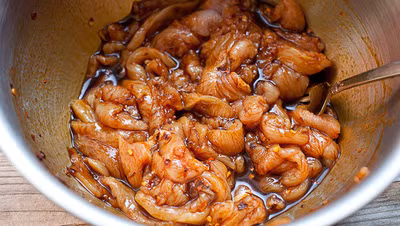 Trộn đều hỗn hợp, bạn ướp thịt trong tủ lạnh ít nhất 4 giờ hoặc để qua đêm cho ngấm gia vị.