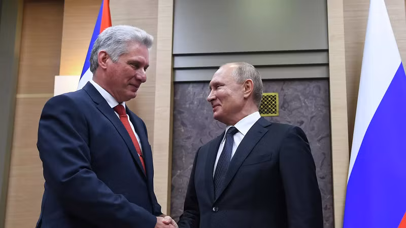 Tổng thống Cuba Miguel Díaz-Canel và người đồng cấp Nga Vladimir Putin.