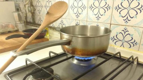 Lợi ích to lớn của những chiếc lỗ trên tay cầm của xoong nồi, chảo - Ảnh 3 Loi ich to lon cua nhung chiec lo tren tay cam cua xoong noi, chao - Anh 3