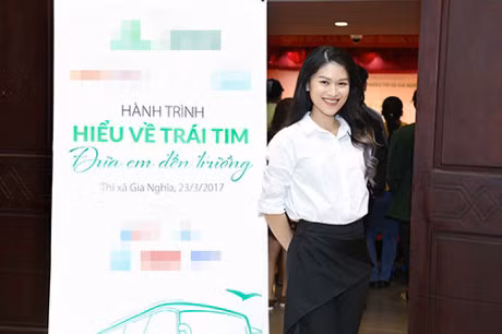 Ngoc Thanh Tam cung HH Thuy Dung trao qua cho tre ngheo Dac Nong - Anh 6