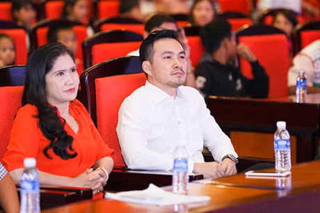 Ngoc Thanh Tam cung HH Thuy Dung trao qua cho tre ngheo Dac Nong - Anh 9