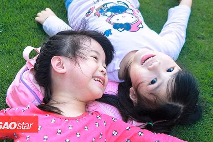 Thần đồng tiếng Anh 5 tuổi "chưa là gì" với cô em ruột 3 tuổi "siêu đẳng" này