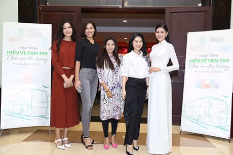 Ngoc Thanh Tam cung HH Thuy Dung trao qua cho tre ngheo Dac Nong - Anh 1