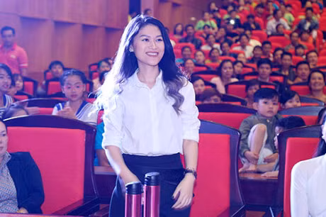 Ngoc Thanh Tam cung HH Thuy Dung trao qua cho tre ngheo Dac Nong - Anh 7