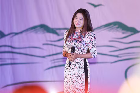 Ngoc Thanh Tam cung HH Thuy Dung trao qua cho tre ngheo Dac Nong - Anh 8