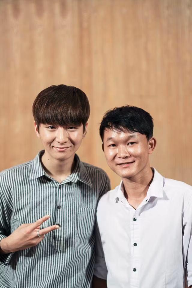 Thần đồng guitar Sungha Jung (trái) và Mitxi Tòng (phải)