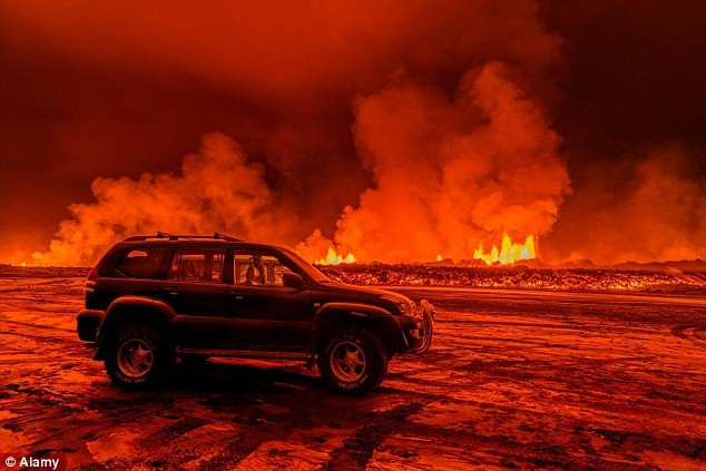 Du khách cần mua bảo hiểm núi lửa và gió mạnh cho xe ở Iceland. Du khách cần mua bảo hiểm núi lửa và gió mạnh cho xe ở Iceland.