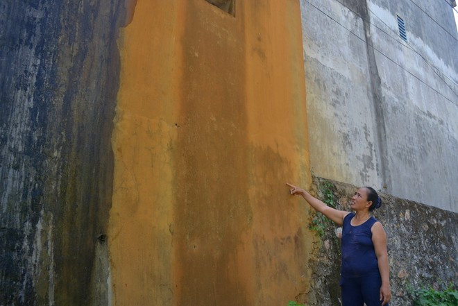 Những vết hoen ố trên tường do nước ô nhiễm tràn ra để lại. Ảnh: Nguyễn Dương. Những vết hoen ố trên tường do nước ô nhiễm tràn ra để lại. Ảnh: Nguyễn Dương.