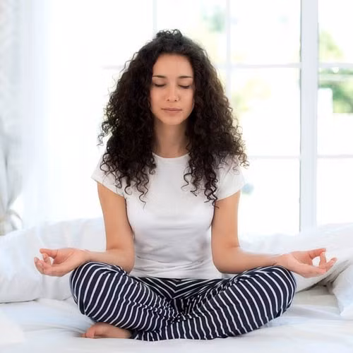 Giữ tâm trí bình tĩnh. Việc giữ tinh thần bình tĩnh và hạn chế stress có thể khiến cơ thể đốt cháy calo nhanh hơn.