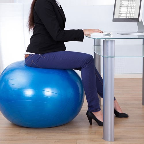 Thay vì ngồi ghế, hãy ngồi trên một quả bóng như thế này có thể giúp bạn đốt cháy khoảng 260 calo hàng ngày. Thay vì ngồi ghế, hãy ngồi trên một quả bóng như thế này có thể giúp bạn đốt cháy khoảng 260 calo hàng ngày.