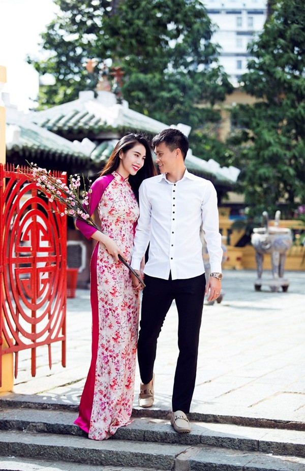 Hình ảnh: Thủy Tiên nắm tay Công Vinh đi lễ chùa đầu năm số 2