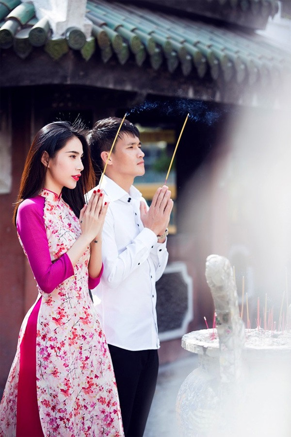 Hình ảnh: Thủy Tiên nắm tay Công Vinh đi lễ chùa đầu năm số 5