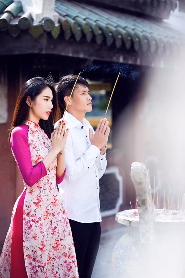 Hình ảnh: Thủy Tiên nắm tay Công Vinh đi lễ chùa đầu năm số 5