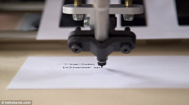 Robot tạo ra một áp lực tỳ bút để viết chữ giống như cách con người viết , sao cho các chữ viết không bị nhòe và trông giống như thật.