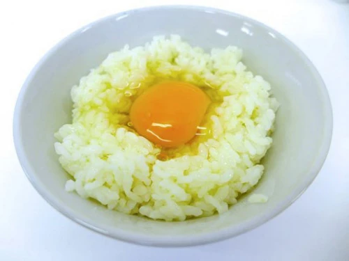 Trứng gà thơm mùi quýt yuzu trộn cơm trong món tamago-kake gohan. Ảnh: Rocketnews24