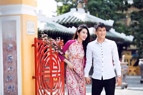 Thủy Tiên nắm tay Công Vinh đi lễ chùa đầu năm