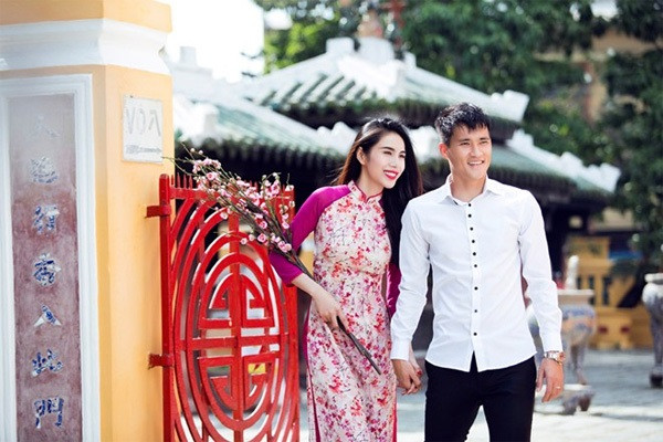 Hình ảnh: Thủy Tiên nắm tay Công Vinh đi lễ chùa đầu năm số 1