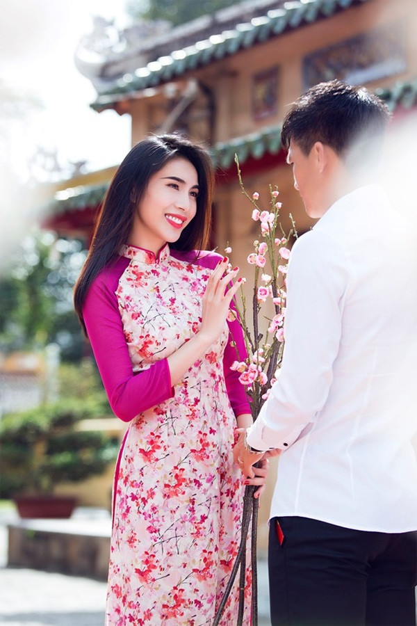 Hình ảnh: Thủy Tiên nắm tay Công Vinh đi lễ chùa đầu năm số 4